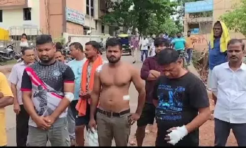 Bhubaneswar : भरतपुर में तलवार से हमले में 3 की हालत गंभीर Bhubaneswar : भरतपुर में तलवार से हमले में 3 की हालत गंभीर