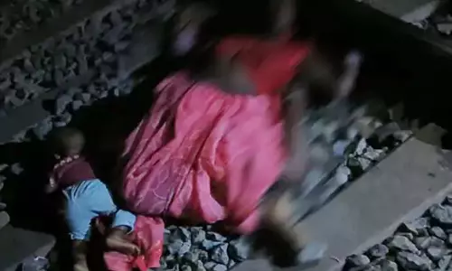 मां की लाश के पास रेलवे ट्रैक पर बिलखता रहा मासूम, वीडियो आया सामने