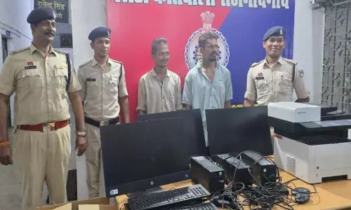 CG: शासकीय कार्यालय से कंप्यूटर और प्रिंटर चोरी करने वाले दो आरोपी गिरफ्तार CG: शासकीय कार्यालय से कंप्यूटर और प्रिंटर चोरी करने वाले दो आरोपी गिरफ्तार