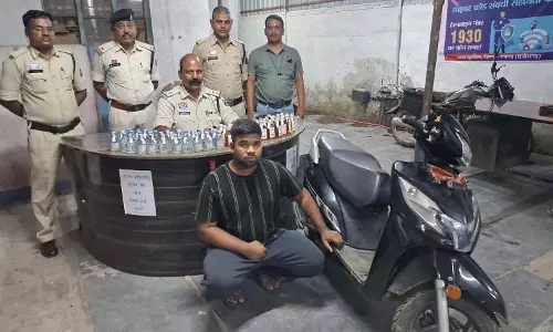 CG: एक्टिवा में शराब तस्करी करते युवक गिरफ्तार, देशी शराब बरामद