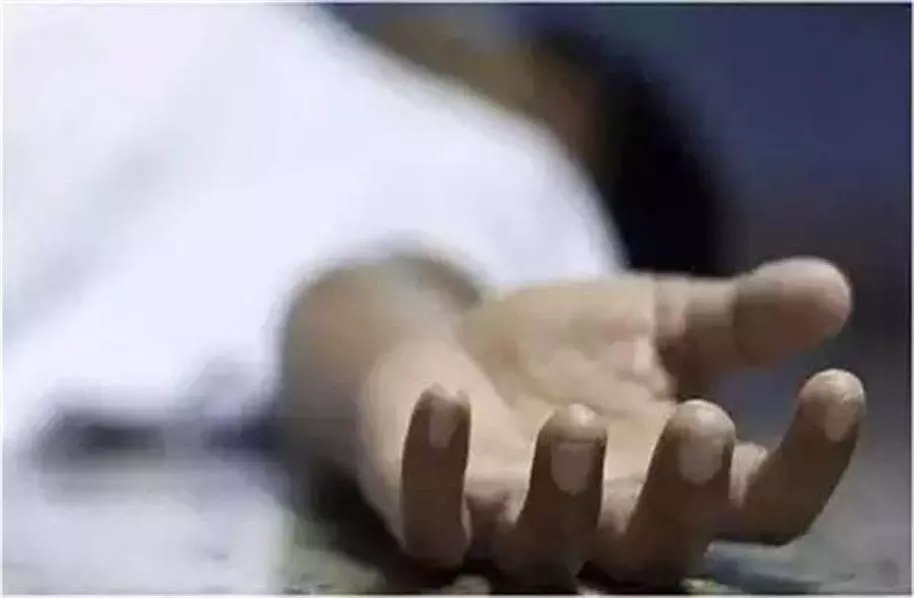 Lakhimpur Kheri: चारा लेने गए किसान का शव तालाब में तैरता मिला, मचा कोहराम Lakhimpur Kheri: चारा लेने गए किसान का शव तालाब में तैरता मिला, मचा कोहराम