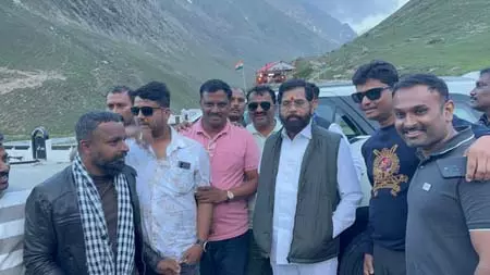 महाराष्ट्र के डिप्टी सीएम एकनाथ शिंदे ने कश्मीरियों से की मुलाकात महाराष्ट्र के डिप्टी सीएम एकनाथ शिंदे ने कश्मीरियों से की मुलाकात