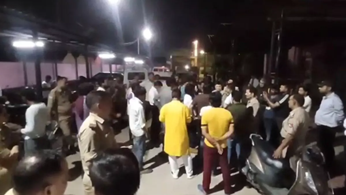 गेस्टहाउस के सीवर में जहरीली गैस का हुआ रिसाव, सफाई कर रहे 2 लोगों की मौत गेस्टहाउस के सीवर में जहरीली गैस का हुआ रिसाव, सफाई कर रहे 2 लोगों की मौत