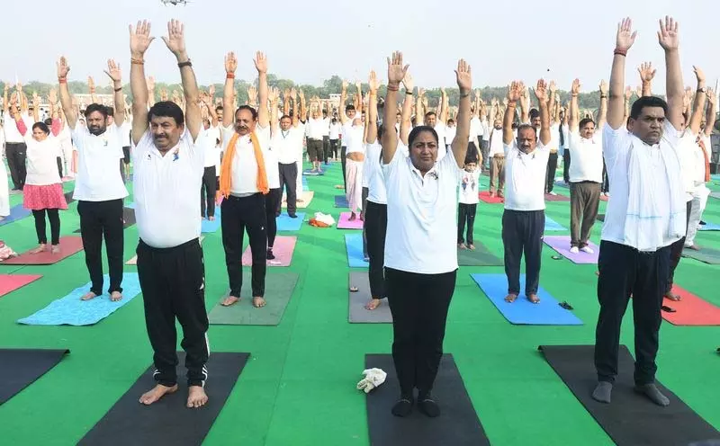 सीएम रेखा ने यमुना तट पर योग दिवस कार्यक्रम का नेतृत्व किया सीएम रेखा ने यमुना तट पर योग दिवस कार्यक्रम का नेतृत्व किया