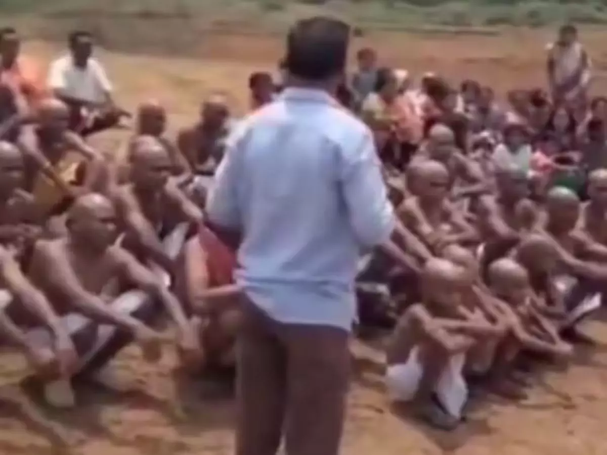 बेटी ने दूसरी जाति के लड़के से रचाई शादी, तो समाज ने परिजनों का जबरन किया मुंडन बेटी ने दूसरी जाति के लड़के से रचाई शादी, तो समाज ने परिजनों का जबरन किया मुंडन