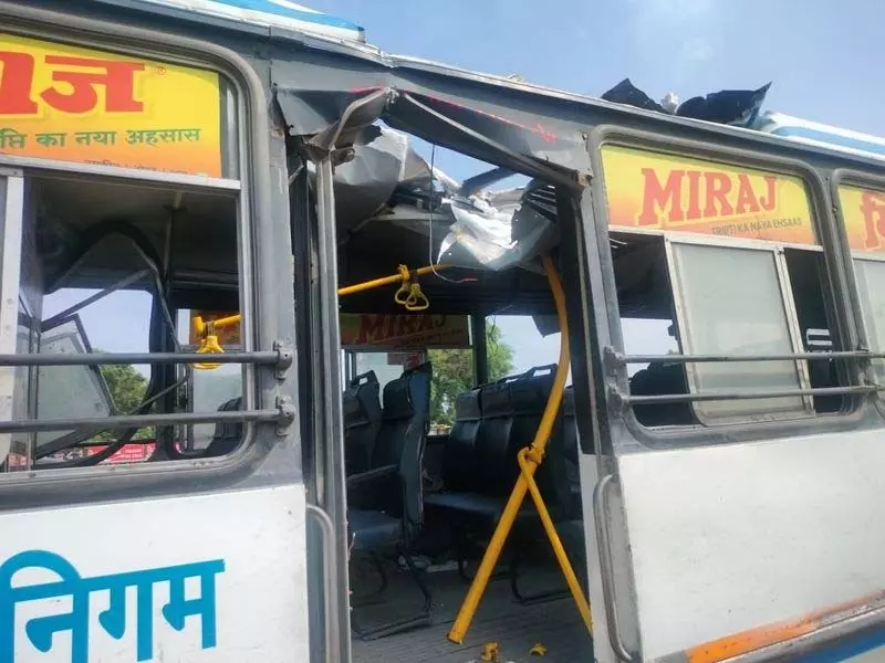 दिल्ली-जयपुर हाईवे पर बस पलटी, पुलिसकर्मी की मौत, 20 घायल दिल्ली-जयपुर हाईवे पर बस पलटी, पुलिसकर्मी की मौत, 20 घायल