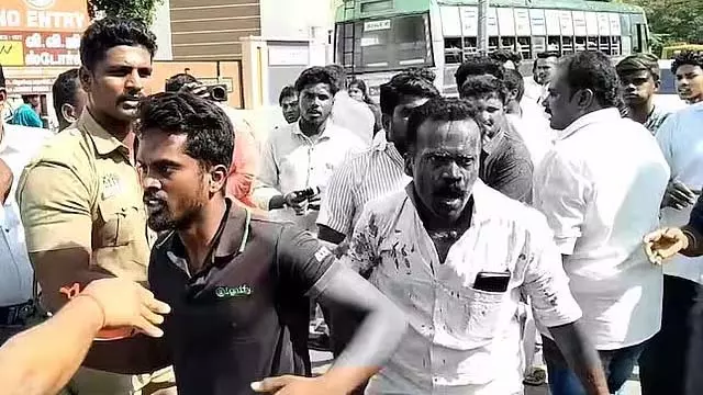 मार्क्सवादी-भाजपा झड़प: हिंदू मोर्चा के कार्यकारिणी की खोपड़ी टूटी 16 गिरफ्तार मार्क्सवादी-भाजपा झड़प: हिंदू मोर्चा के कार्यकारिणी की खोपड़ी टूटी 16 गिरफ्तार