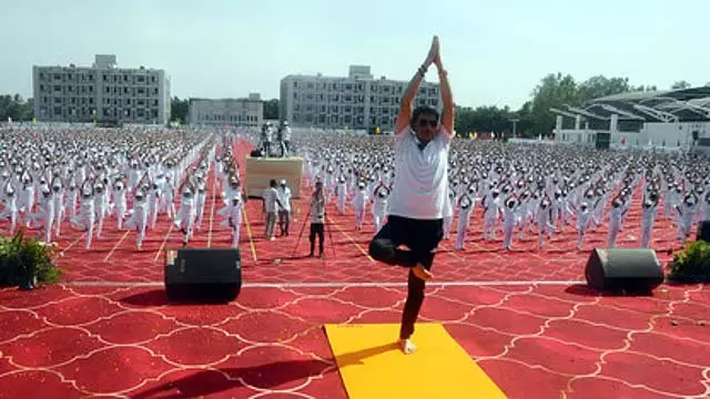 युवा योगाभ्यास को महत्व दे : Governor R.N. Ravi युवा योगाभ्यास को महत्व दे : Governor R.N. Ravi