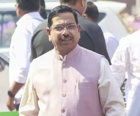 केंद्र ने कर्नाटक के आम किसानों के लिए मुआवजे का किया ऐलान, प्रल्हाद जोशी ने पीएम मोदी का जताया आभार केंद्र ने कर्नाटक के आम किसानों के लिए मुआवजे का किया ऐलान, प्रल्हाद जोशी ने पीएम मोदी का जताया आभार