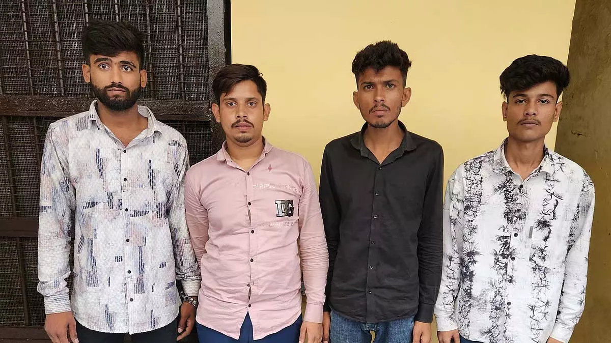 Indore : पुरानी रंजिश को लेकर गुंडे के घर पर पेट्रोल बम से हमला, 5 गिरफ्तार Indore : पुरानी रंजिश को लेकर गुंडे के घर पर पेट्रोल बम से हमला, 5 गिरफ्तार