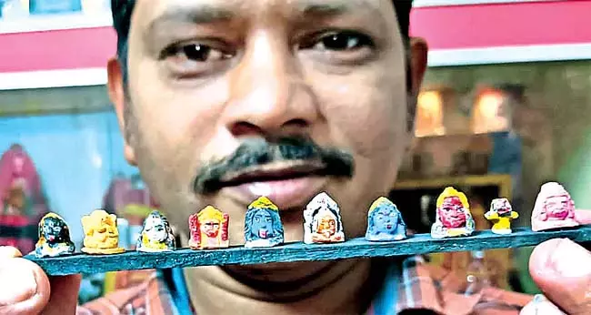 Odisha : लघु कलाकृतियों के लिए इंडिया बुक ऑफ रिकॉर्ड्स में स्थान Odisha : लघु कलाकृतियों के लिए इंडिया बुक ऑफ रिकॉर्ड्स में स्थान