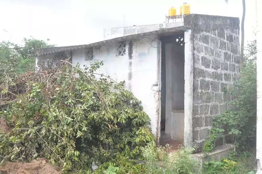 Gadag : सरकारी स्कूलों को स्वच्छ शौचालयों की जरूरत Gadag : सरकारी स्कूलों को स्वच्छ शौचालयों की जरूरत