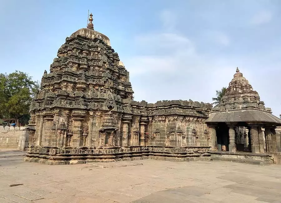 धारवाड़ में चालुक्य युग का मंदिर: अमृतेश्वर, मूर्तिकला की उत्कृष्ट कृति धारवाड़ में चालुक्य युग का मंदिर: अमृतेश्वर, मूर्तिकला की उत्कृष्ट कृति