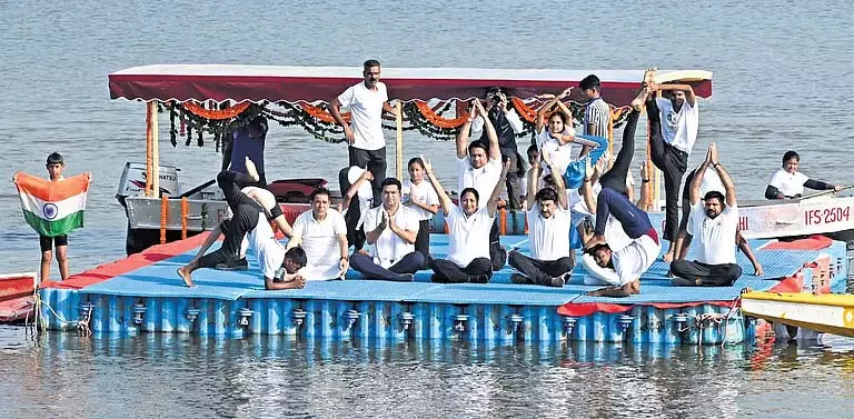 Delhi के मुख्यमंत्री ने यमुना तट पर योग का नेतृत्व किया, सफाई का संकल्प लिया Delhi के मुख्यमंत्री ने यमुना तट पर योग का नेतृत्व किया, सफाई का संकल्प लिया