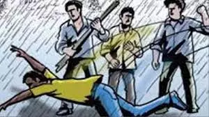 Haryana: दिनदहाड़े युवक पर हमला, तलवार और डंडे बरसाए Haryana: दिनदहाड़े युवक पर हमला, तलवार और डंडे बरसाए