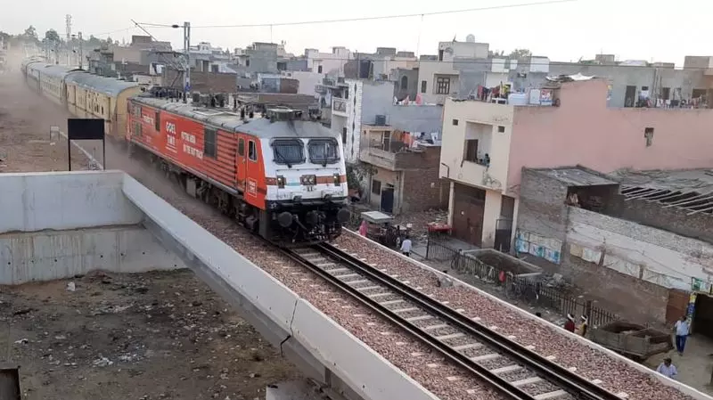 एलिवेटेड रेल ट्रैक यात्रियों के लिए वरदान, निवासियों के लिए अभिशाप एलिवेटेड रेल ट्रैक यात्रियों के लिए वरदान, निवासियों के लिए अभिशाप