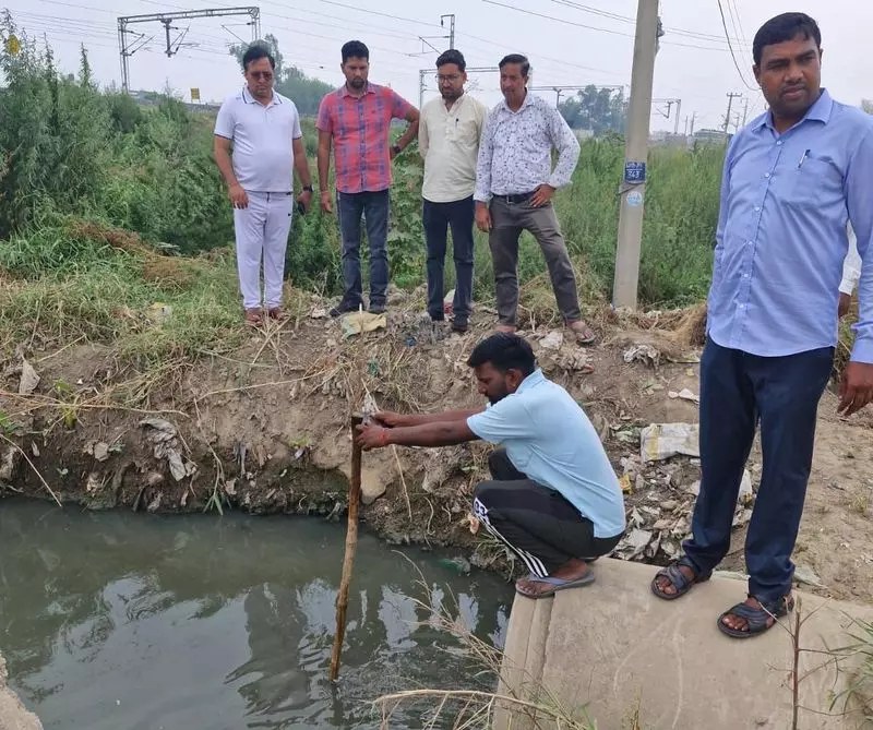 निरीक्षण के दौरान एमसी टीम को Yamunanagar के कई नालों में मिली गाद निरीक्षण के दौरान एमसी टीम को Yamunanagar के कई नालों में मिली गाद