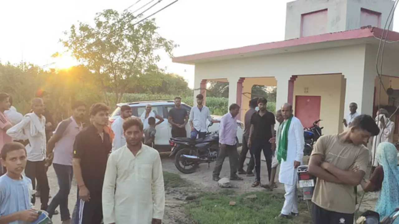 Agra: बिजली टीम पर पथराव, पुलिसकर्मी भी हुए जख्मी Agra: बिजली टीम पर पथराव, पुलिसकर्मी भी हुए जख्मी