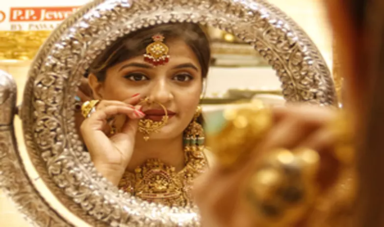 सोना खरीदारों के लिए खुशखबरी, इस हफ्ते कीमतों में हुई गिरावट सोना खरीदारों के लिए खुशखबरी, इस हफ्ते कीमतों में हुई गिरावट
