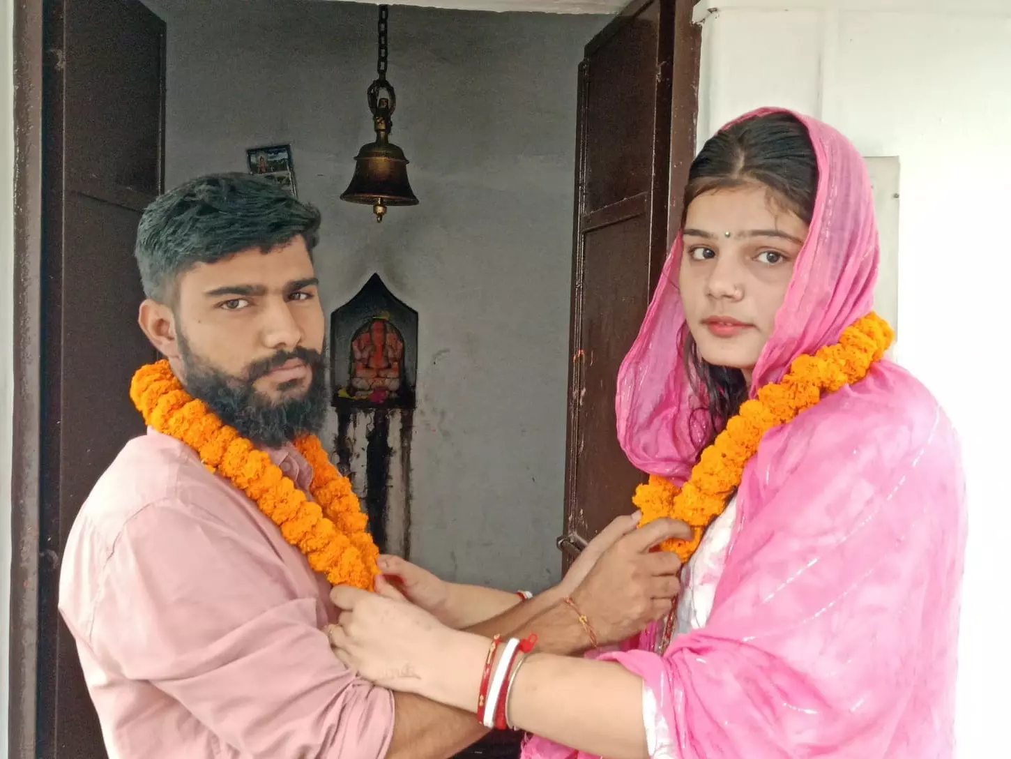 Jamui: प्यार में रिश्ते भूले, चाची-भतीजे की मंदिर में शादी Jamui: प्यार में रिश्ते भूले, चाची-भतीजे की मंदिर में शादी