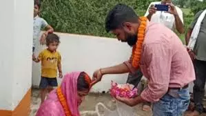 jamui: मंदिर में चाची-भतीजे ने रचाई शादी, रिश्तों की मर्यादा पर उठे सवाल jamui: मंदिर में चाची-भतीजे ने रचाई शादी, रिश्तों की मर्यादा पर उठे सवाल