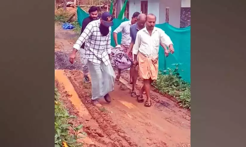 निवास स्थान पर कोई वाहन उपलब्ध नहीं है; मरीजों को अस्पताल ले जाना पड़ता है निवास स्थान पर कोई वाहन उपलब्ध नहीं है; मरीजों को अस्पताल ले जाना पड़ता है