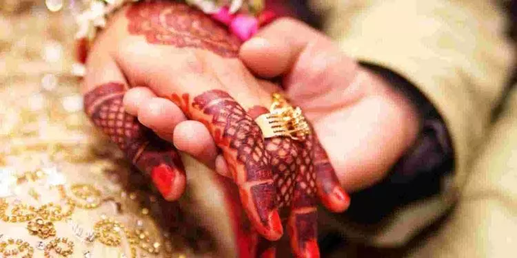 ओडिशा में अंतरजातीय विवाह के बाद 40 आदिवासी परिवार के सदस्यों ने सिर मुंडवाए ओडिशा में अंतरजातीय विवाह के बाद 40 आदिवासी परिवार के सदस्यों ने सिर मुंडवाए