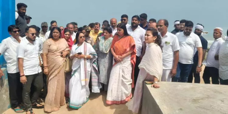 गोपालपुर सामूहिक बलात्कार: AICC टीम ने घटनास्थल का दौरा किया, राष्ट्रपति मुर्मू और CM माझी से मिलने की योजना गोपालपुर सामूहिक बलात्कार: AICC टीम ने घटनास्थल का दौरा किया, राष्ट्रपति मुर्मू और CM माझी से मिलने की योजना