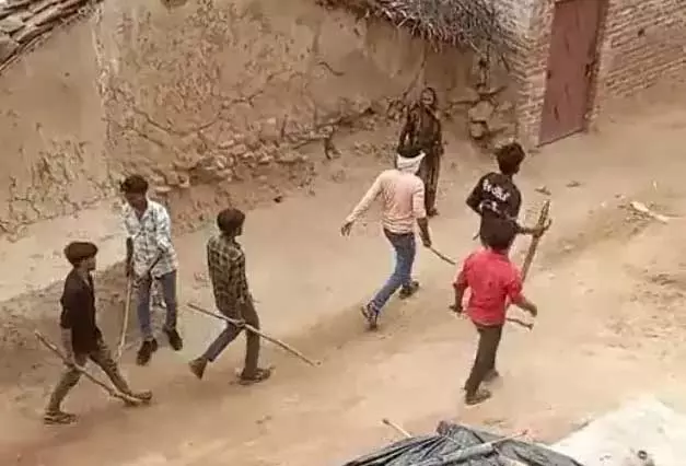 दिनदहाड़े अपहरण LIVE वीडियो...महिला और बेटियों को बनाया निशाना, एक्शन में पुलिस दिनदहाड़े अपहरण LIVE वीडियो...महिला और बेटियों को बनाया निशाना, एक्शन में पुलिस