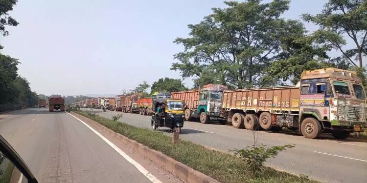 Keonjhar सुरक्षा दांव पर: अवैध ट्रक पार्किंग बेरोकटोक जारी Keonjhar सुरक्षा दांव पर: अवैध ट्रक पार्किंग बेरोकटोक जारी