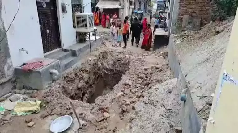 Faridabad में महिला का शव 10 फुट गहरे गड्ढे में दबा मिला Faridabad में महिला का शव 10 फुट गहरे गड्ढे में दबा मिला