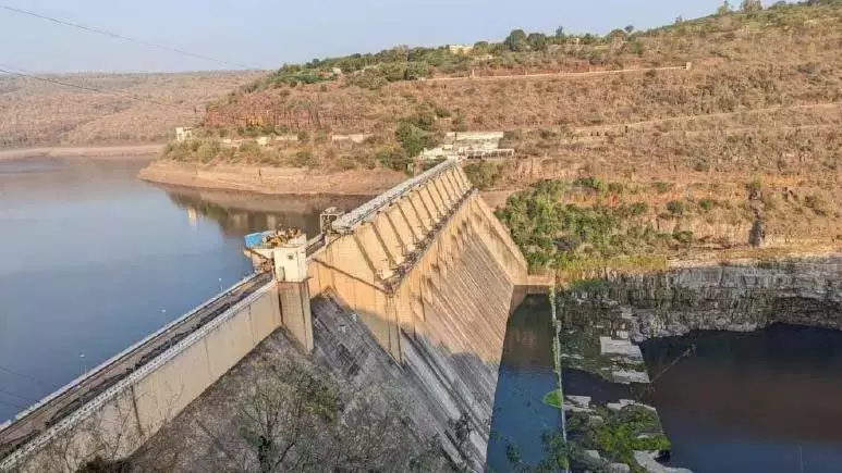Vizag फर्म ने बांध के प्लंज पूल का निरीक्षण किया Vizag फर्म ने बांध के प्लंज पूल का निरीक्षण किया