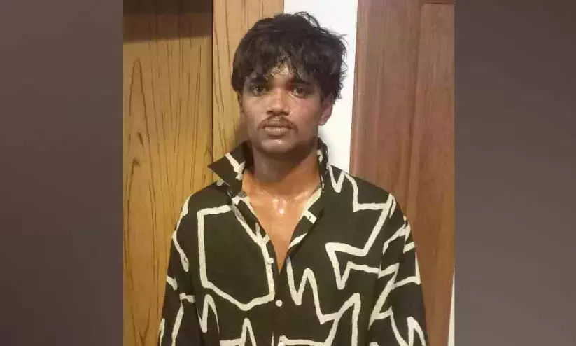 Kerala : स्टेशन से भागे संदिग्ध को पीछा कर गिरफ्तार किया गया Kerala : स्टेशन से भागे संदिग्ध को पीछा कर गिरफ्तार किया गया