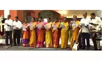 Telangana: विल्सन श्रद्धांजलि समारोह में पूरा घर उमड़ पड़ा, भजन समय के साथ गूंजते रहे Telangana: विल्सन श्रद्धांजलि समारोह में पूरा घर उमड़ पड़ा, भजन समय के साथ गूंजते रहे