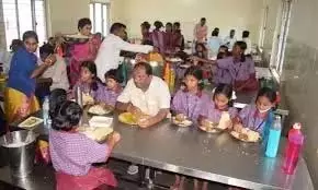 Telangana: मंत्री ने गुरुकुल के छात्रों के साथ भोजन किया Telangana: मंत्री ने गुरुकुल के छात्रों के साथ भोजन किया