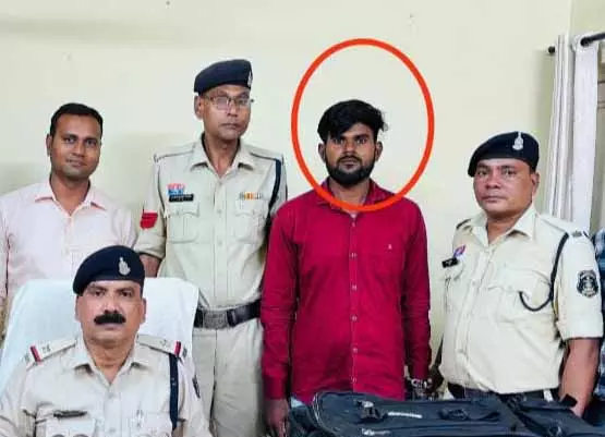 रायपुर से ट्रेन पकड़ने वाला था गांजा तस्कर, प्लेटफॉर्म नंबर 7 से गिरफ्तार रायपुर से ट्रेन पकड़ने वाला था गांजा तस्कर, प्लेटफॉर्म नंबर 7 से गिरफ्तार