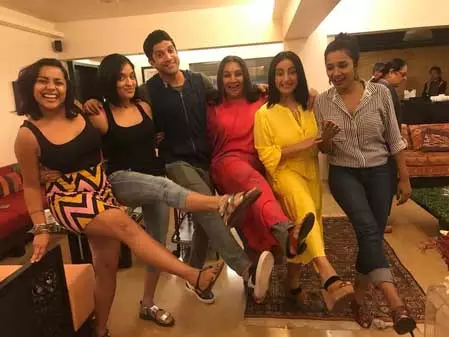शबाना आजमी ने दिखाई अपने मैड ग्रुप की झलक शबाना आजमी ने दिखाई अपने मैड ग्रुप की झलक