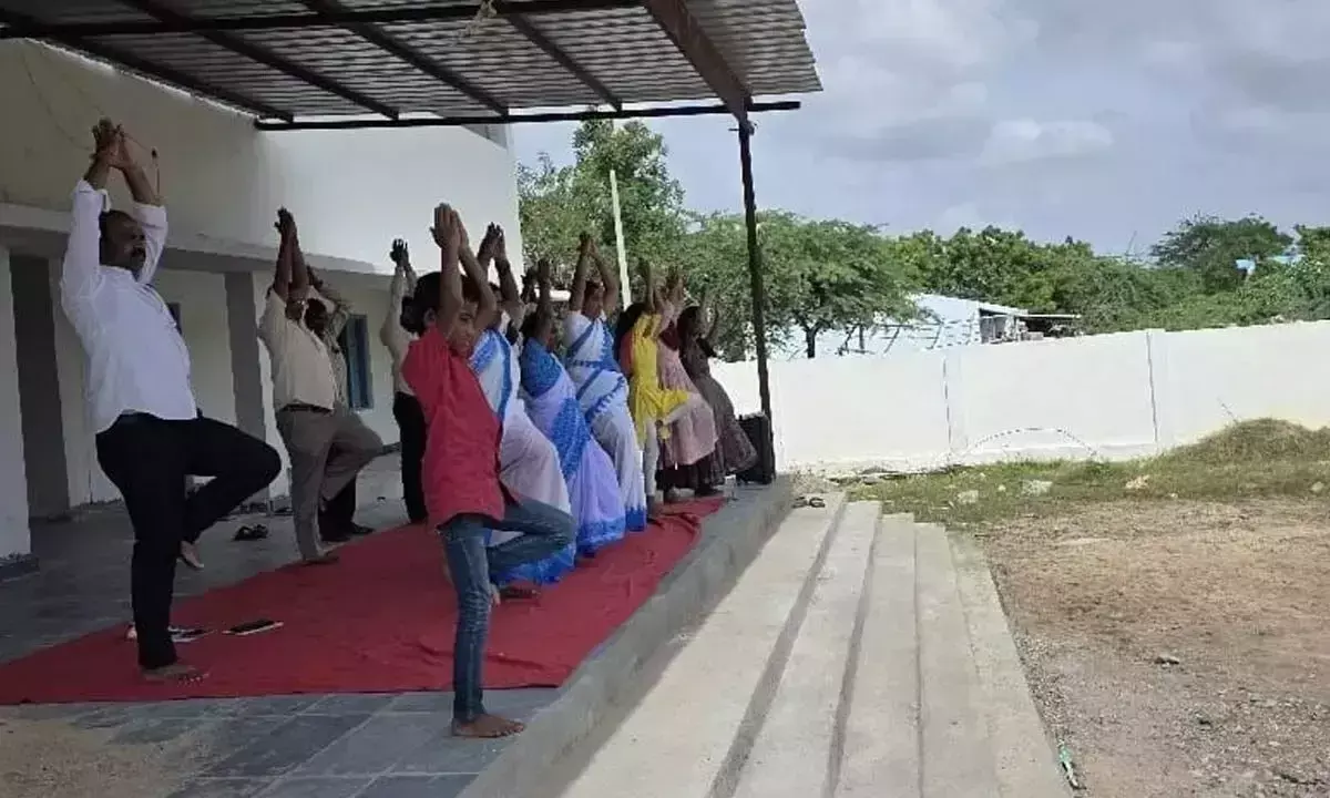 योग - समग्र कल्याण को बढ़ावा देने वाली एक चिरस्थायी भारतीय परंपरा योग - समग्र कल्याण को बढ़ावा देने वाली एक चिरस्थायी भारतीय परंपरा