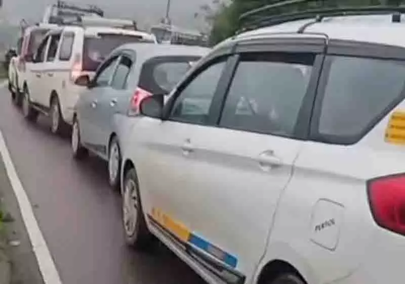 NH पर तीन किलोमीटर लंबा जाम, घंटों फंसे रहे यात्री NH पर तीन किलोमीटर लंबा जाम, घंटों फंसे रहे यात्री