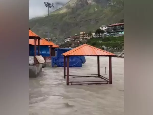 चमोली पुलिस ने श्रद्धालुओं से अलकनंदा नदी में जलस्तर बढ़ने के कारण नदी में न जाने की अपील की चमोली पुलिस ने श्रद्धालुओं से अलकनंदा नदी में जलस्तर बढ़ने के कारण नदी में न जाने की अपील की