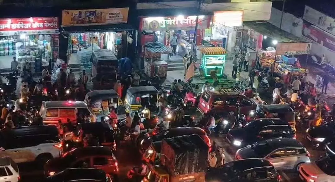 Pune : हडपसर में ट्रैफिक जाम में फंसी एम्बुलेंस को 50 मीटर की दूरी तय करने में 2 मिनट 48 सेकंड लगे Pune : हडपसर में ट्रैफिक जाम में फंसी एम्बुलेंस को 50 मीटर की दूरी तय करने में 2 मिनट 48 सेकंड लगे