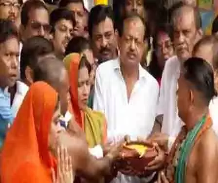 देबी प्रसाद मिश्रा और अन्य ने नवीन पटनायक के शीघ्र स्वस्थ होने के लिए लिंगराज मंदिर में प्रार्थना की देबी प्रसाद मिश्रा और अन्य ने नवीन पटनायक के शीघ्र स्वस्थ होने के लिए लिंगराज मंदिर में प्रार्थना की