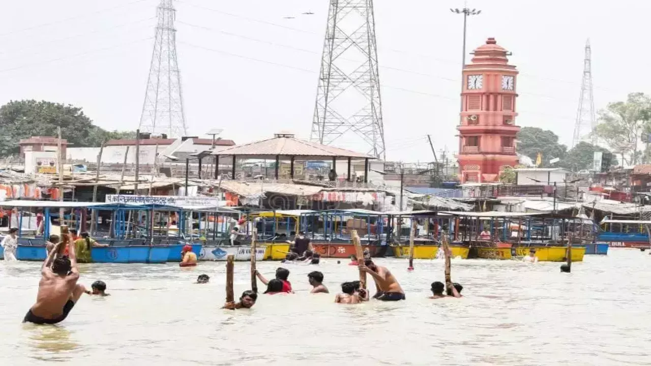 Mirzapur: गंगा स्नान बना मुसीबत, चोरी हो गया सामान Mirzapur: गंगा स्नान बना मुसीबत, चोरी हो गया सामान
