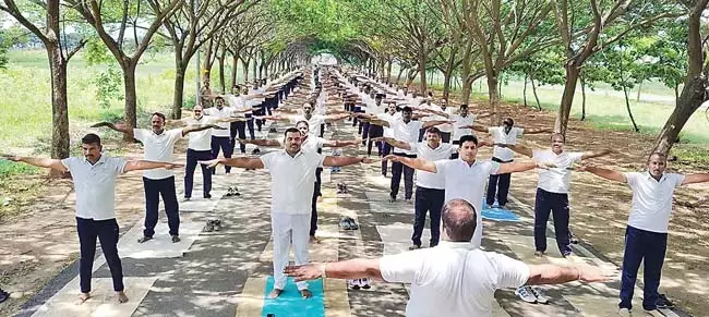 Andhra : उच्च न्यायालय में योग समारोह आयोजित Andhra : उच्च न्यायालय में योग समारोह आयोजित