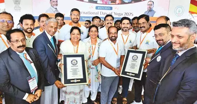 अंतर्राष्ट्रीय योग दिवस: 2 गिनीज, 21 विश्व पुस्तक रिकॉर्ड अंतर्राष्ट्रीय योग दिवस: 2 गिनीज, 21 विश्व पुस्तक रिकॉर्ड