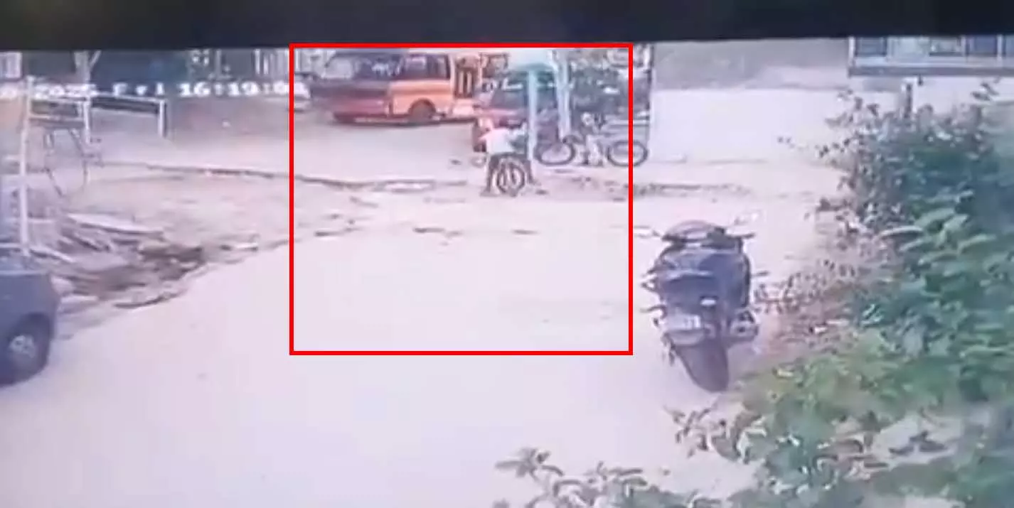 OMG! बच्चे की दर्दनाक मौत का LIVE मंजर...काल बनकर आई Bus OMG! बच्चे की दर्दनाक मौत का LIVE मंजर...काल बनकर आई Bus