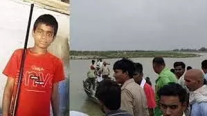 नदी में भैंस नहलाते किशोर को मगरमच्छ ने खींच लिया, गांव में मचा हड़कंप नदी में भैंस नहलाते किशोर को मगरमच्छ ने खींच लिया, गांव में मचा हड़कंप