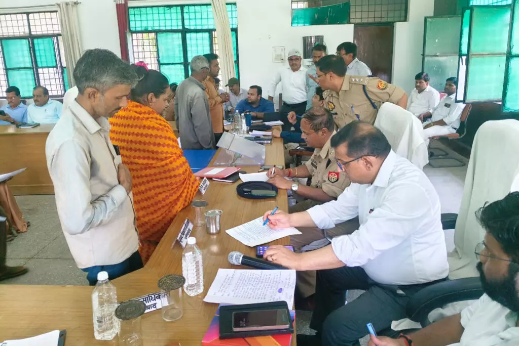 Amritpur: सीडीओ व एएसपी ने समाधान दिवस में सुनी जनसमस्याएं Amritpur: सीडीओ व एएसपी ने समाधान दिवस में सुनी जनसमस्याएं