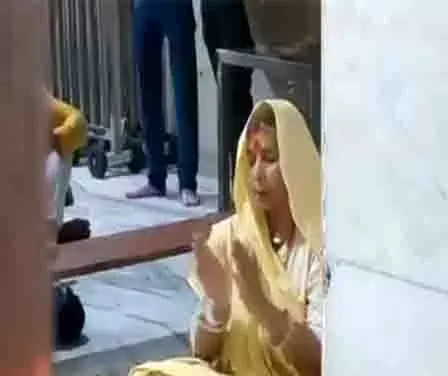 माउंट एवरेस्ट पर्वतारोही संतोष यादव ने Ujjain के श्री महाकालेश्वर मंदिर में पूजा-अर्चना की माउंट एवरेस्ट पर्वतारोही संतोष यादव ने Ujjain के श्री महाकालेश्वर मंदिर में पूजा-अर्चना की