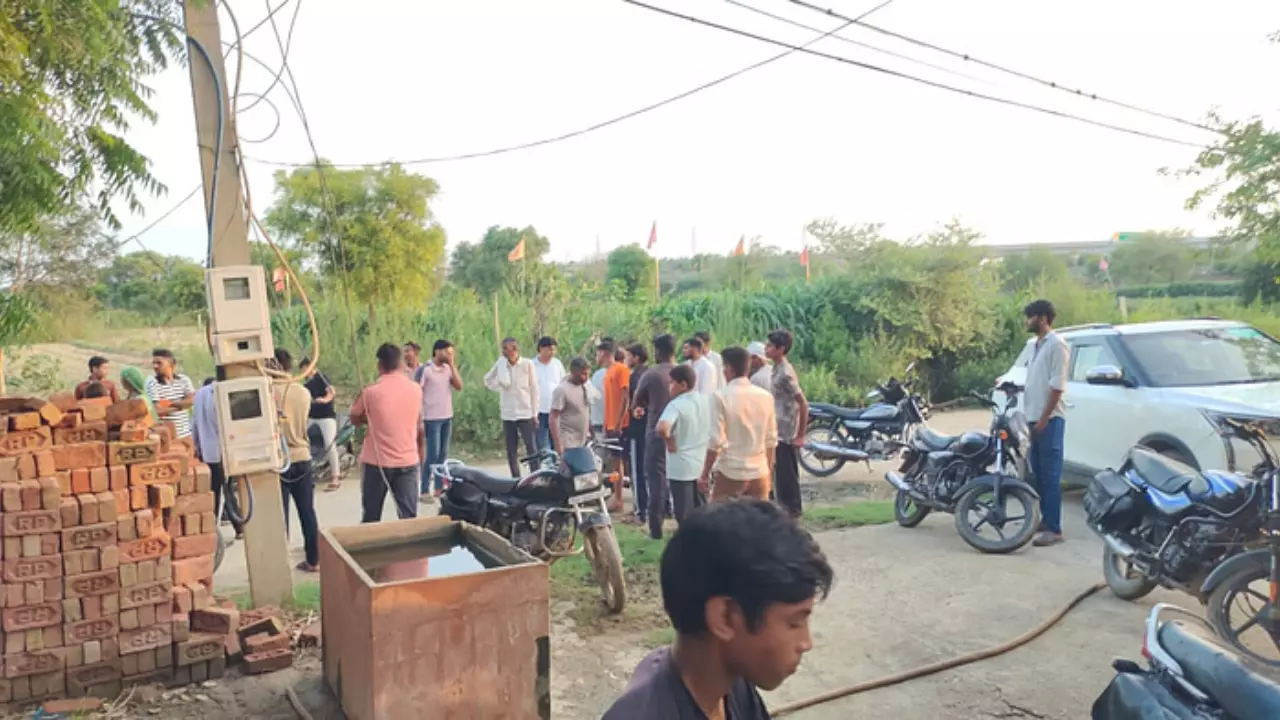 Agra: मीटर लगाने गई टीम पर पथराव, दो दरोगा सहित 12 लोग घायल Agra: मीटर लगाने गई टीम पर पथराव, दो दरोगा सहित 12 लोग घायल